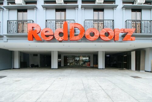 Гостиница RedDoorz Plus @ Jardin Suites Guadalupe Nuevo