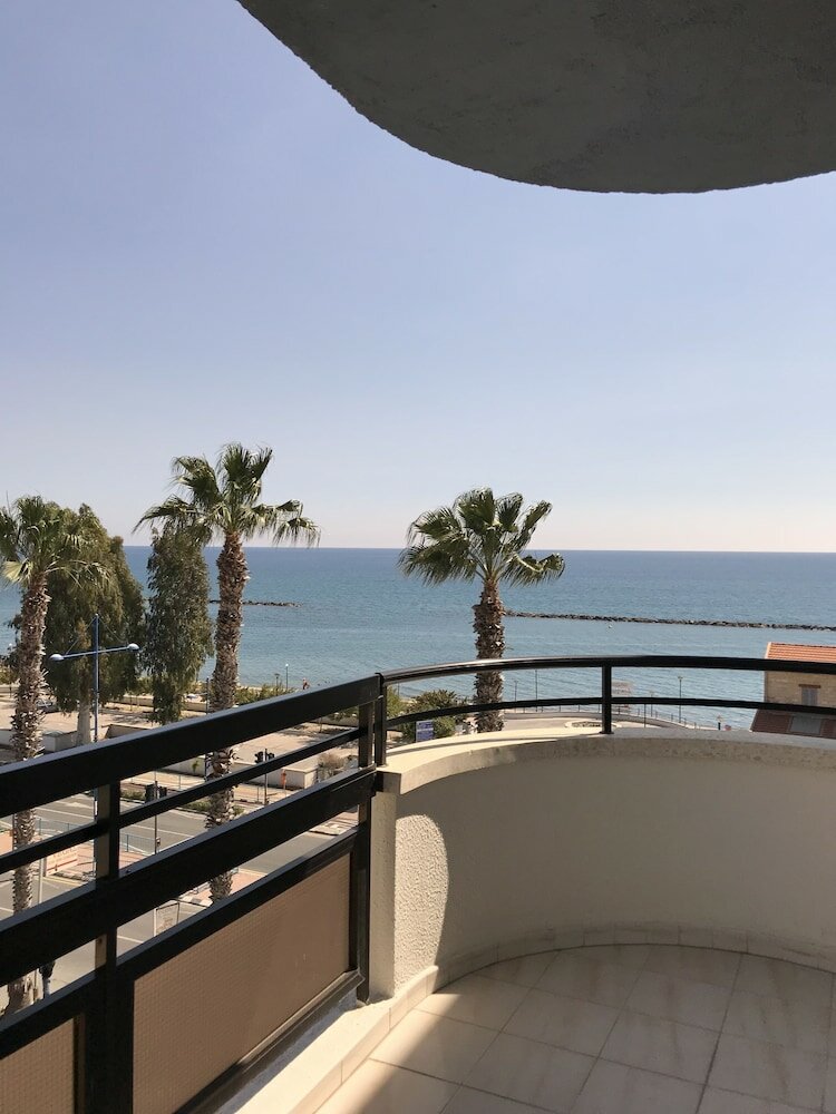 Фото Pigeon Beach Hotel Apartments