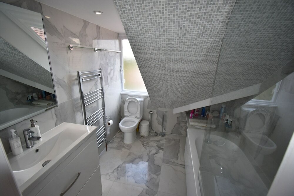 Фото Immaculate 4-bed Apartment in Bournemouth & SPA