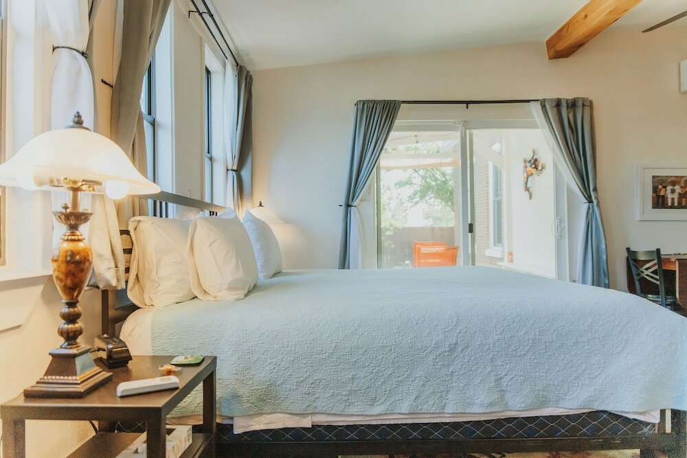 Фото Alpine Bed and Breakfast