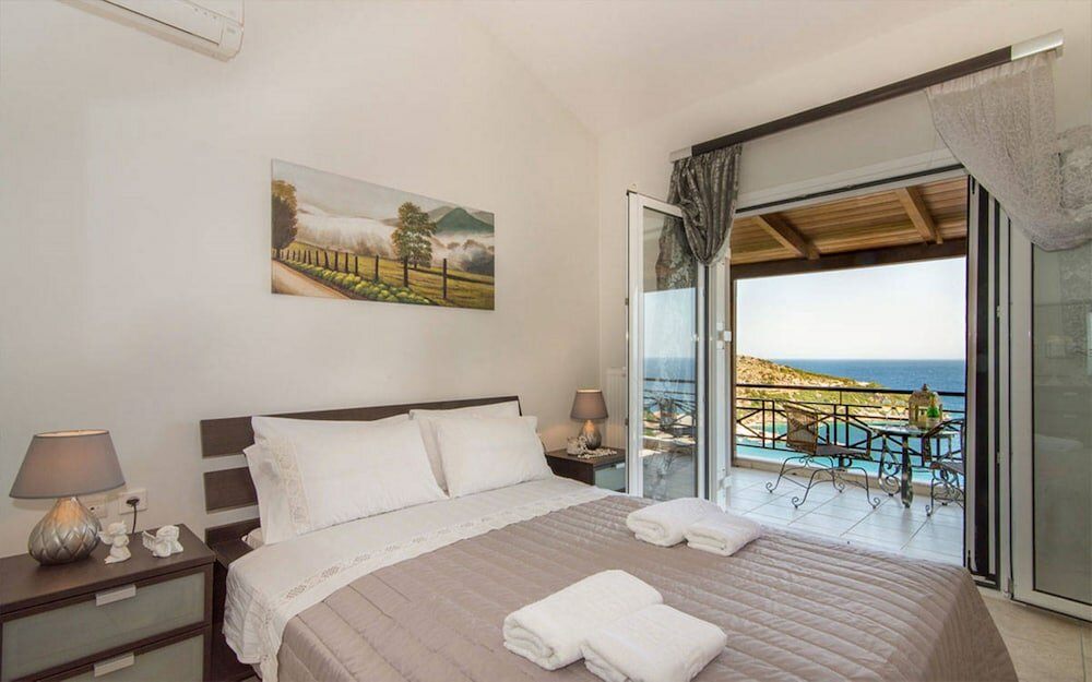 Фото Beachfront Villa Komis - Panoramic Infinity Blue