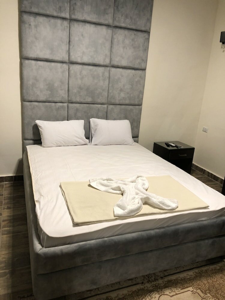 Фото Downtown Apartment