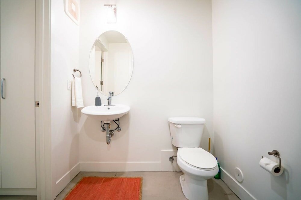 Фото Minimalist & Alluring Condo, Walk to Mile High