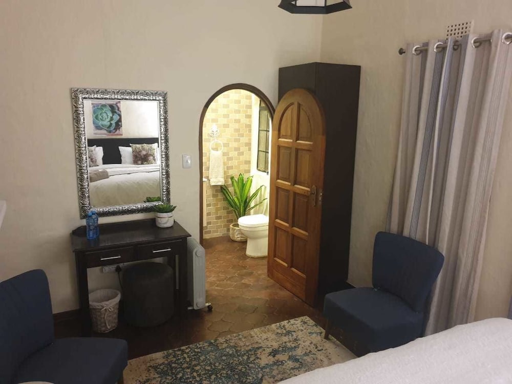 Фото Airport Tower Lodge