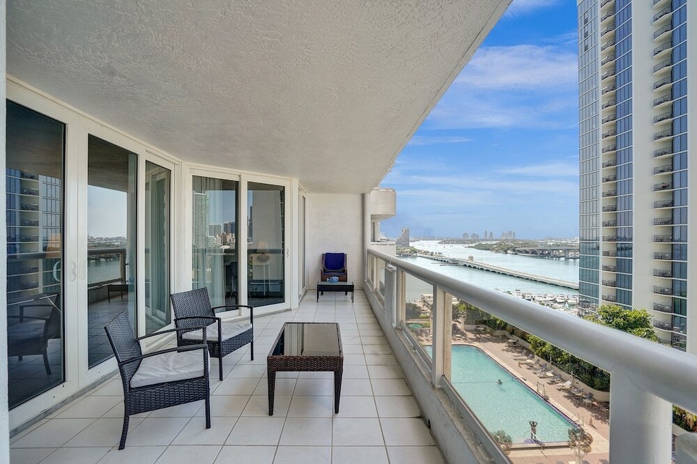 Фото 3 Bedroom Condo With Stunning Balcony View