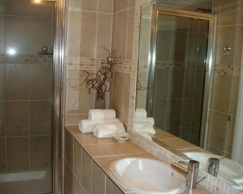 Фото Godstone Hotel