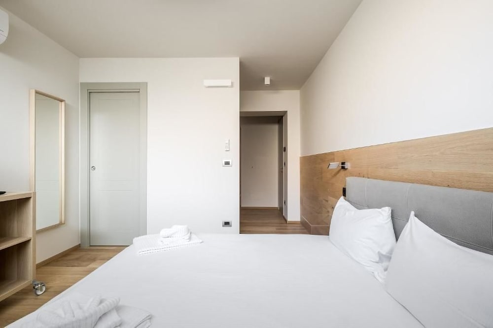Фото Sant'orsola Suites Apartments