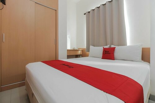 Гостиница RedDoorz Plus near Galaxy Bekasi в Бекаси