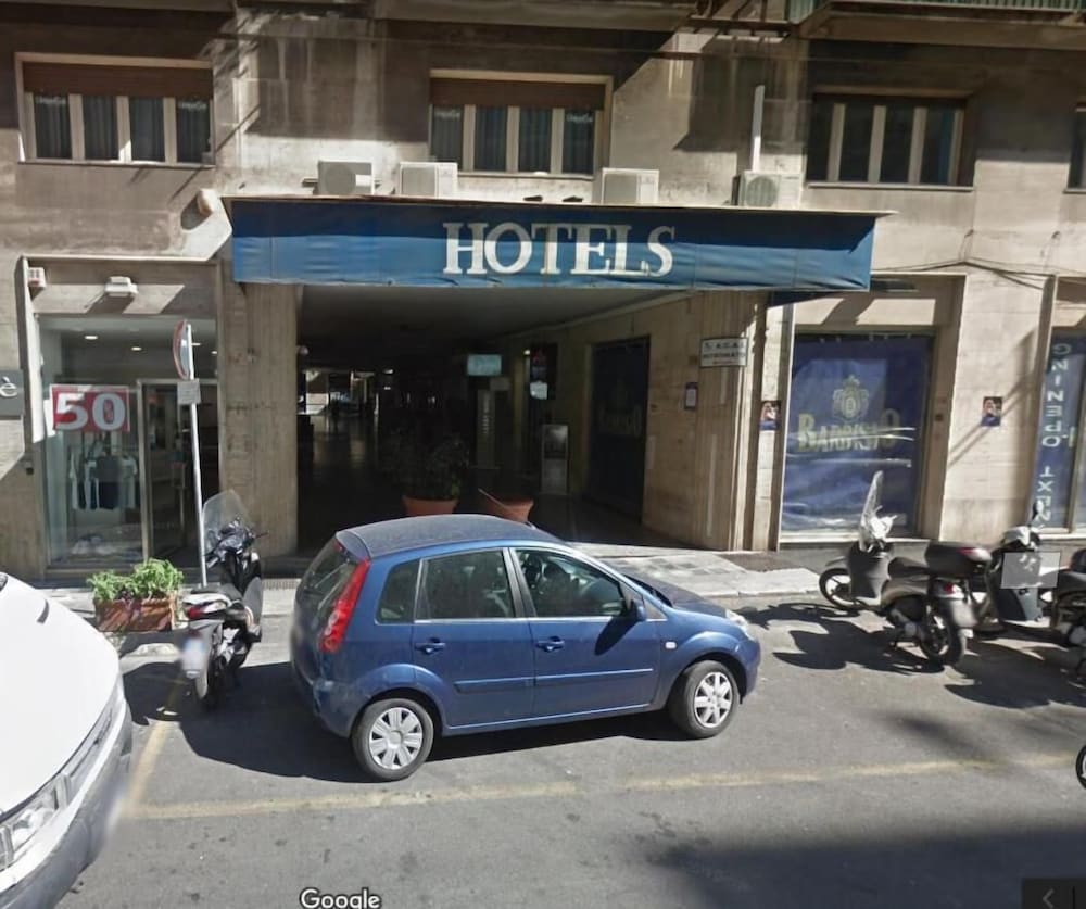 Фото отеля 1