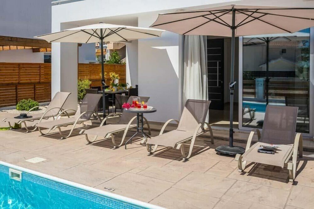 Фото Villa White Moonflower