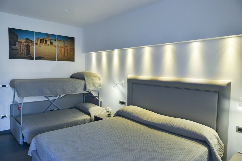 Фото Pompei Inn Ruins Luxury Suites