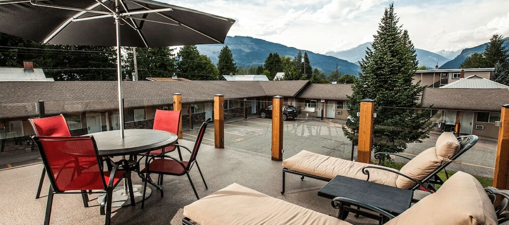 Фото Swiss Chalet Motel