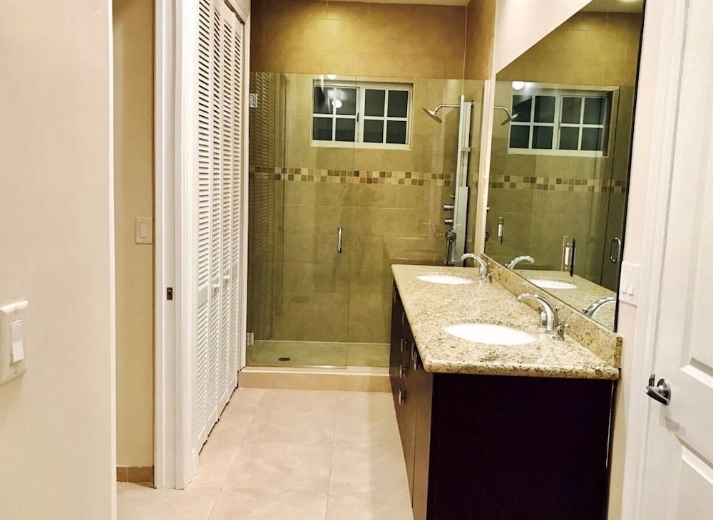 Фото 4br Townhouse 906 by Ideal Experience Vr