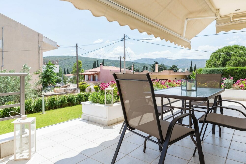 Фото Bright & Spacious two-floor Family Garden Home