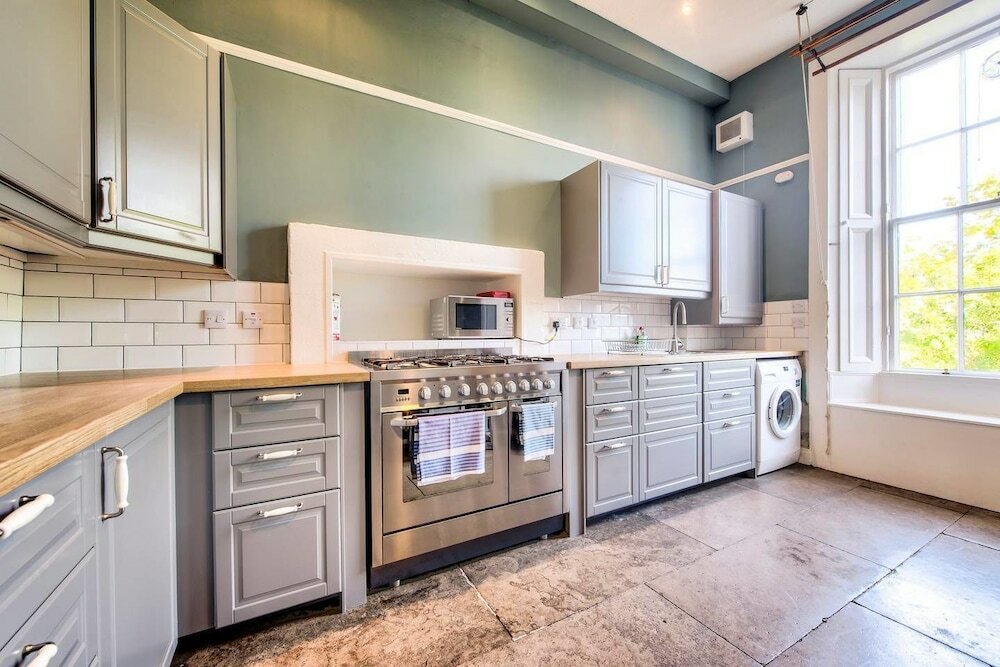 Фото Bright and Spacious 4-bedroom Apart in Stockbridge