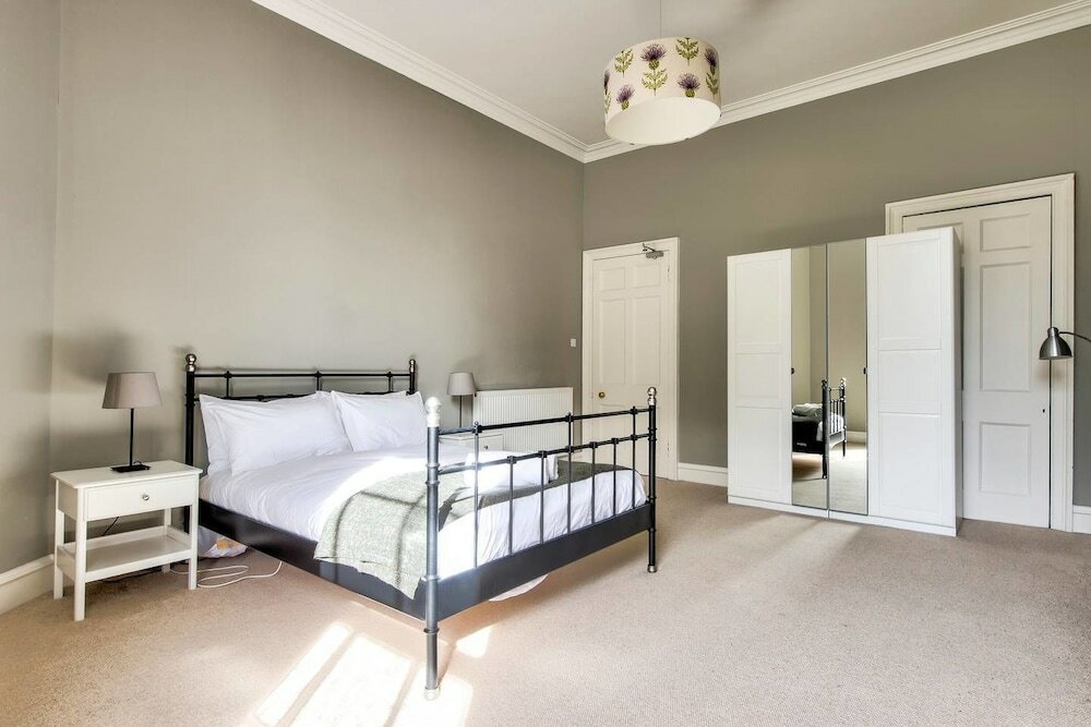 Фото Bright and Spacious 4-bedroom Apart in Stockbridge