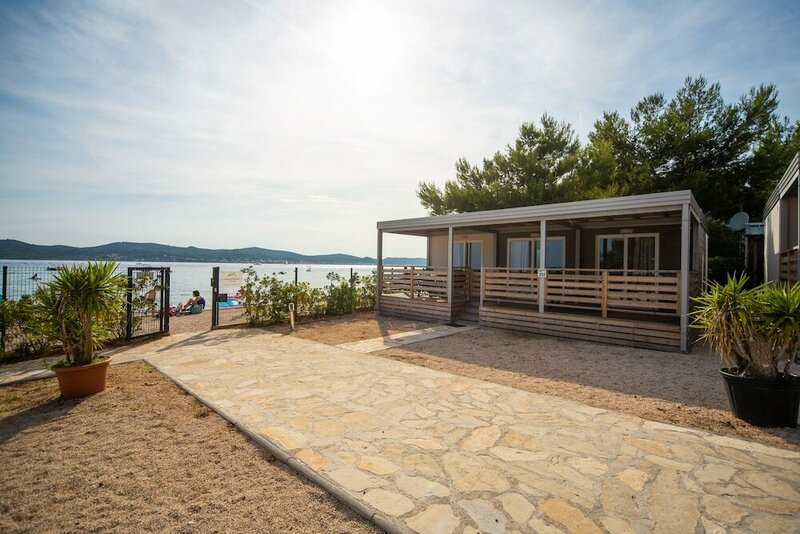 Гостиница Mediteran kamp Mobile Homes in Camping Ljutic в Биограде-на-Мору