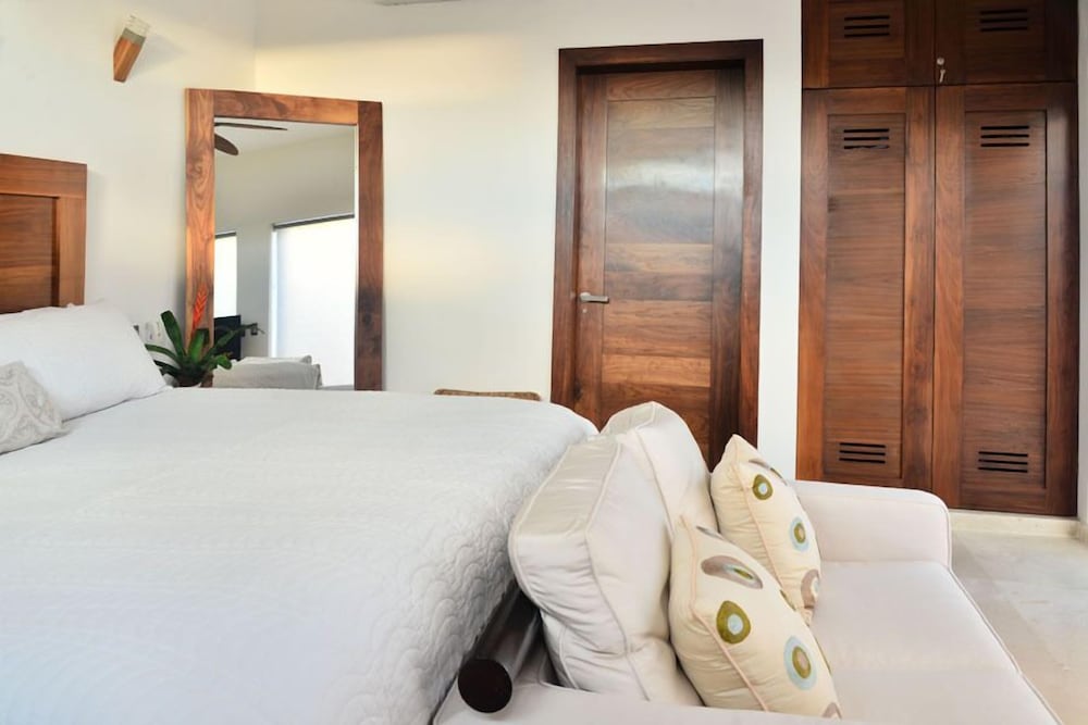 Фото Las Olas downtown Condos by Playa Paradise