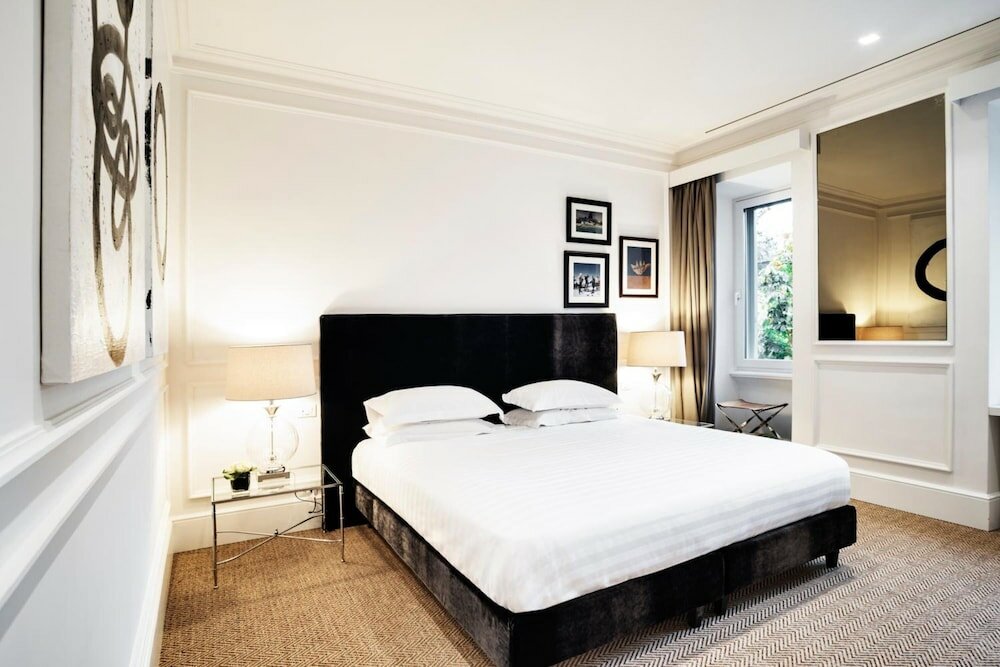 Фото The Shire Hotel