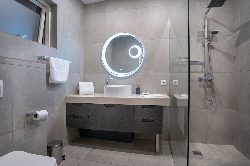 Фото Black Beach Suites