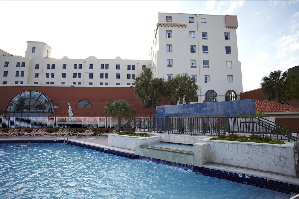 Фото Hollywood Beach Resort- Large Studio Sleeps 4