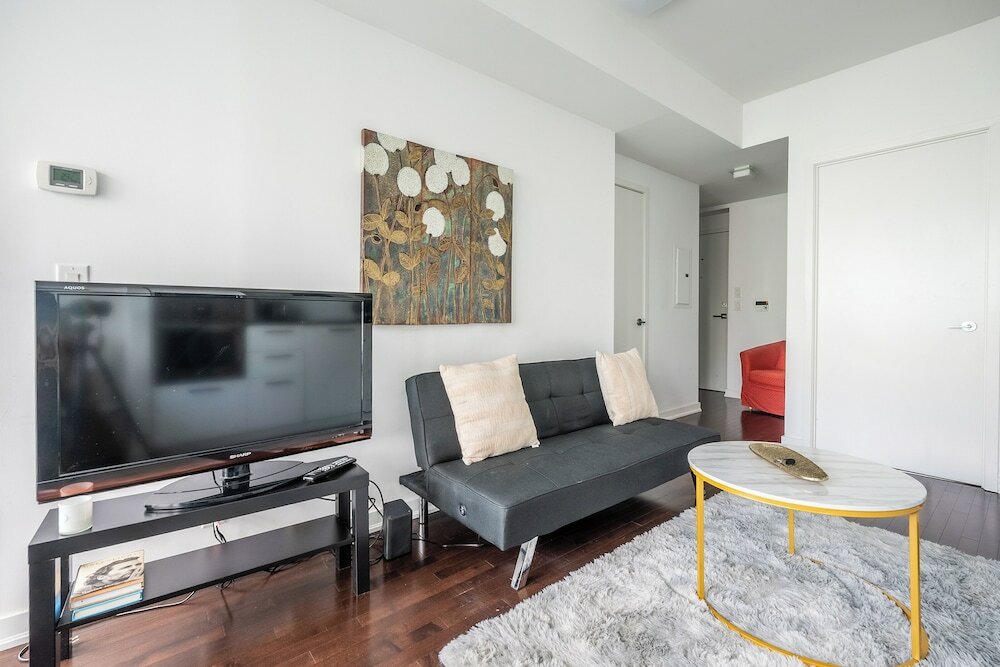 Фото Simply Comfort Gorgeous Apartments in the Heart of Toronto