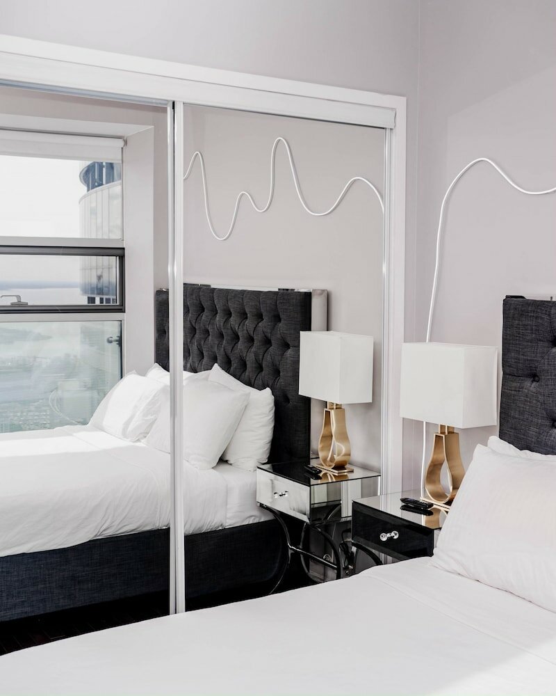 Фото Simply Comfort Gorgeous Apartments in the Heart of Toronto