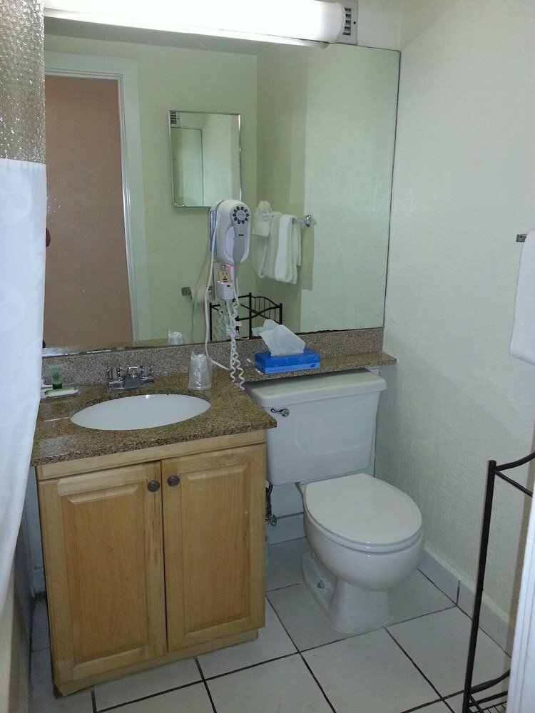Фото Hollywood Beach Resort- Large Studio Sleeps 4