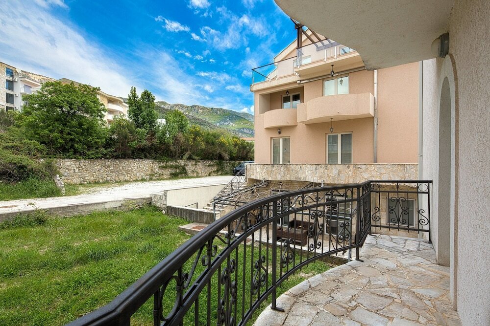 Фото Adriatic Hill Apartments