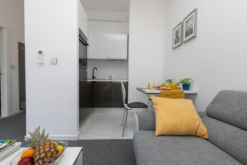 Фото Tesla Boutique Apartments & Rooms