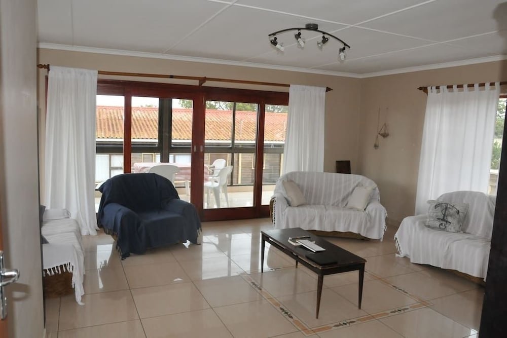 Фото Heroldsbaai Holiday Home