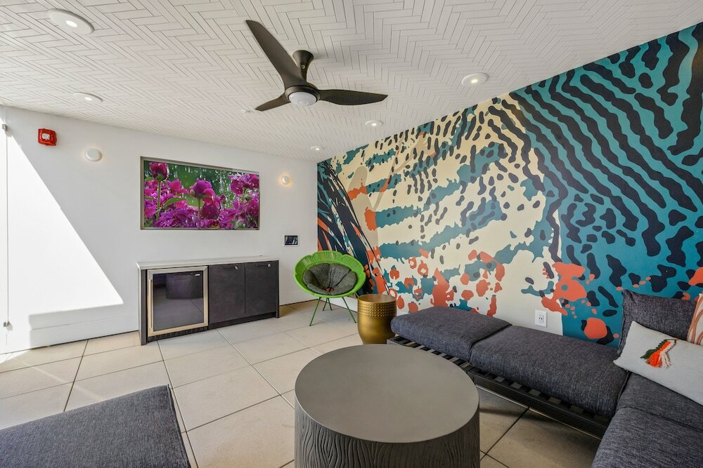 Фото Luxury Apartment in Hollywood