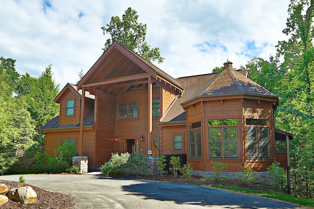 Фото Majestic Manor - Five Bedroom Cabin