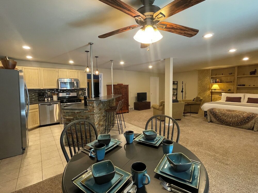 Фото Couples Retreat With Hot Tub, Sauna and Steam Room