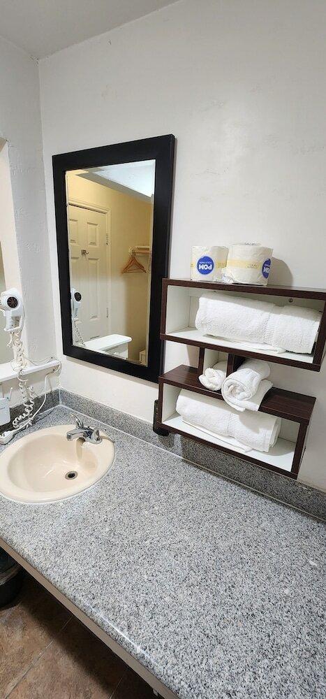 Фото B&j Hotel and Apartment