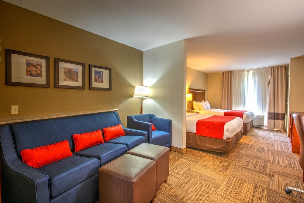 Фото Comfort Suites Urbana Champaign, University Area