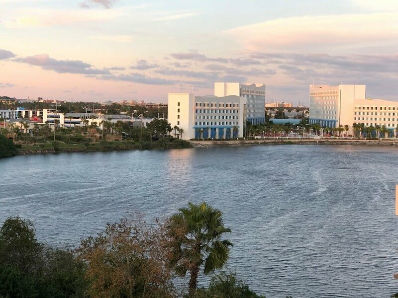 Гостиница Lake & Pool View 1 Mile From Universal в Орландо