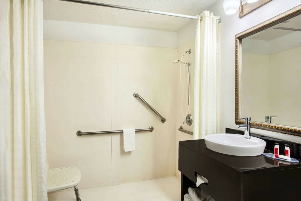 Фото Super 8 by Wyndham Pensacola