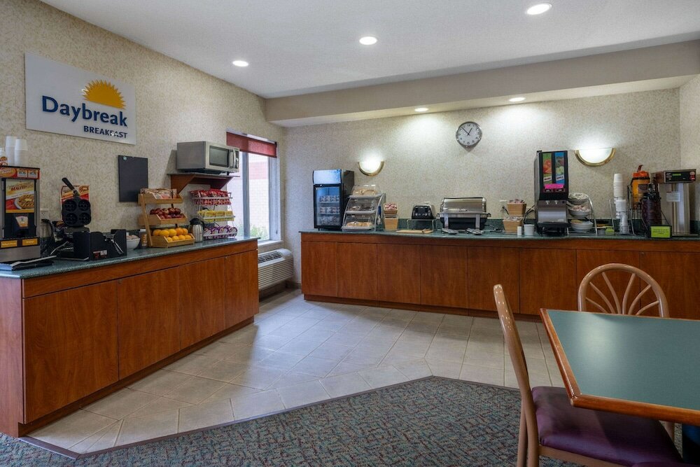 Фото Days Inn & Suites by Wyndham Madison