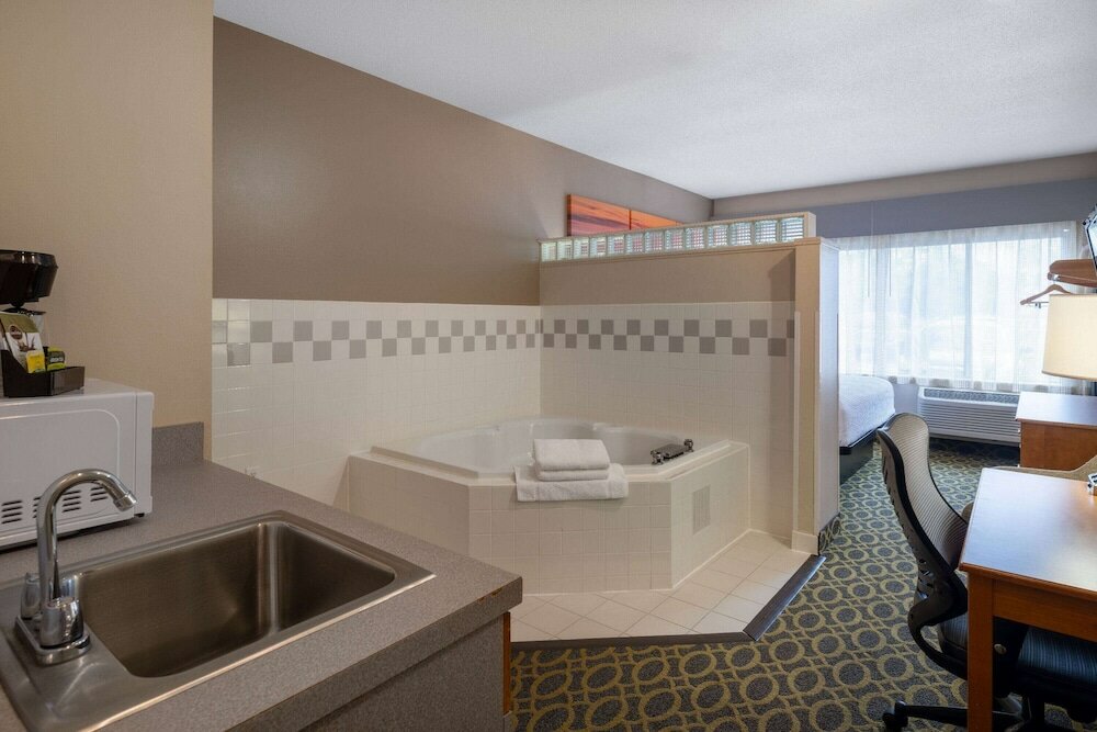 Фото Days Inn & Suites by Wyndham Madison