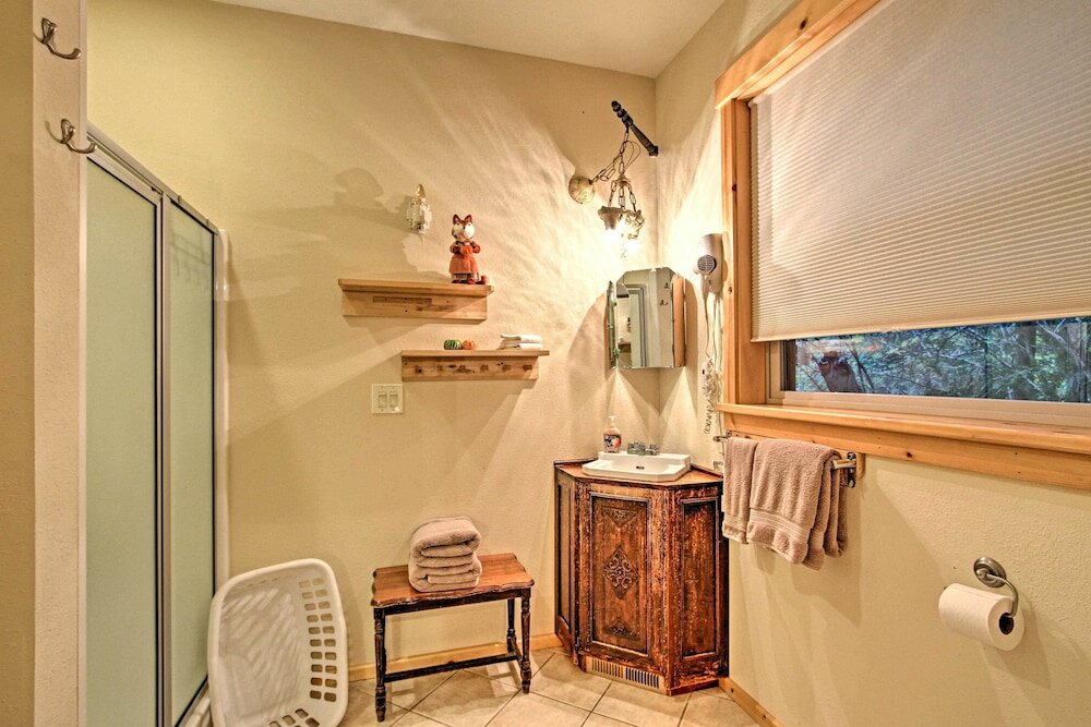 Фото Cabin + Studio: 5 Mi to Mt Rainier Nat'l Park