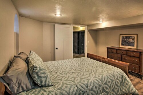 Гостиница Peaceful Family Home w Deck: 3 Mi to Dtwn Spokane в Спокане
