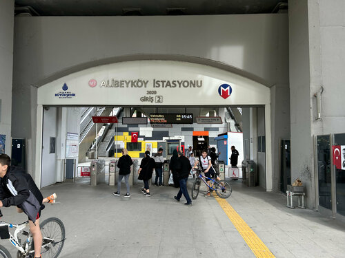 Alibeyköy (İstanbul, Eyüpsultan, Alibey Deresi), metro istasyonu  Eyüpsultan'dan