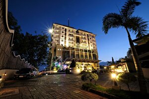 Гостиница The Pinnacle Hotel and Suites