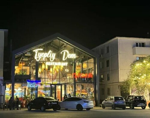 Jinsiy yigit ayollarning külotlarini kiyib, jingalak kiyib oladi