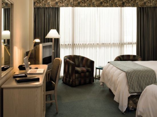 Фото Delta Hotels Calgary Airport In Terminal