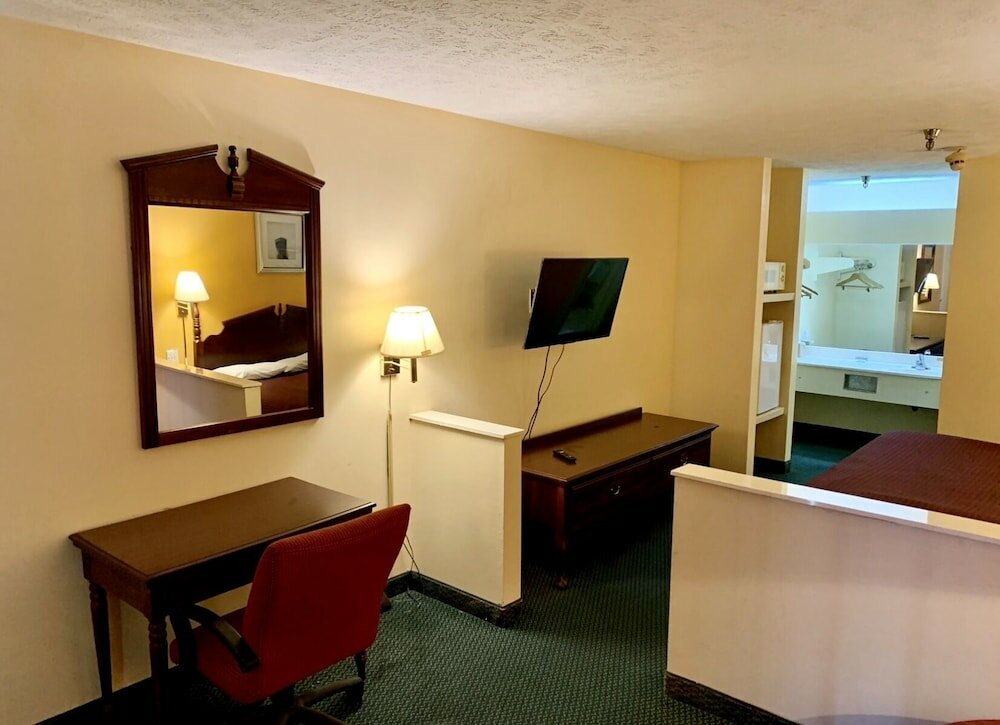 Фото Deluxe Inn & Suites