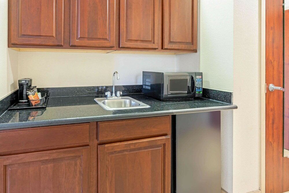 Фото La Quinta Inn & Suites by Wyndham Midwest City - Tinker Afb