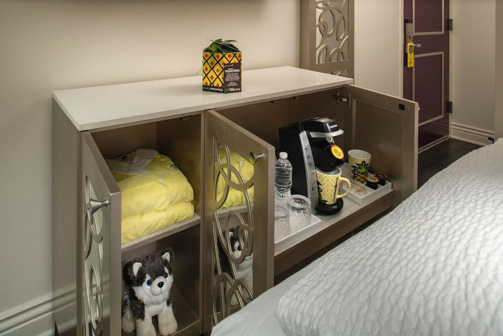 Фото Staypineapple, An Artful Hotel