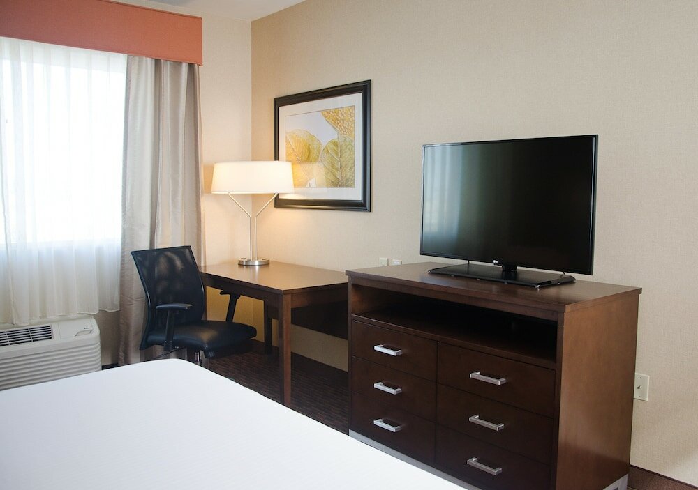 Фото Holiday Inn Express Hotel & Suites Watertown-Thousand Island, an Ihg Hotel